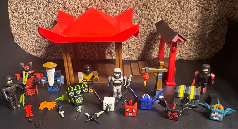 Roblox Action Ninja Legends Deluxe Playset - unsure if complete